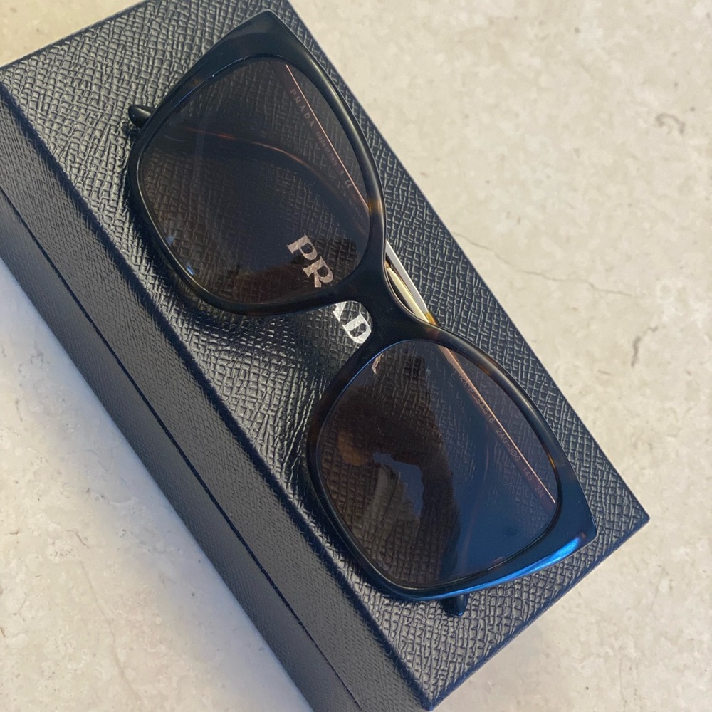 Prada woman’s sunglasses
